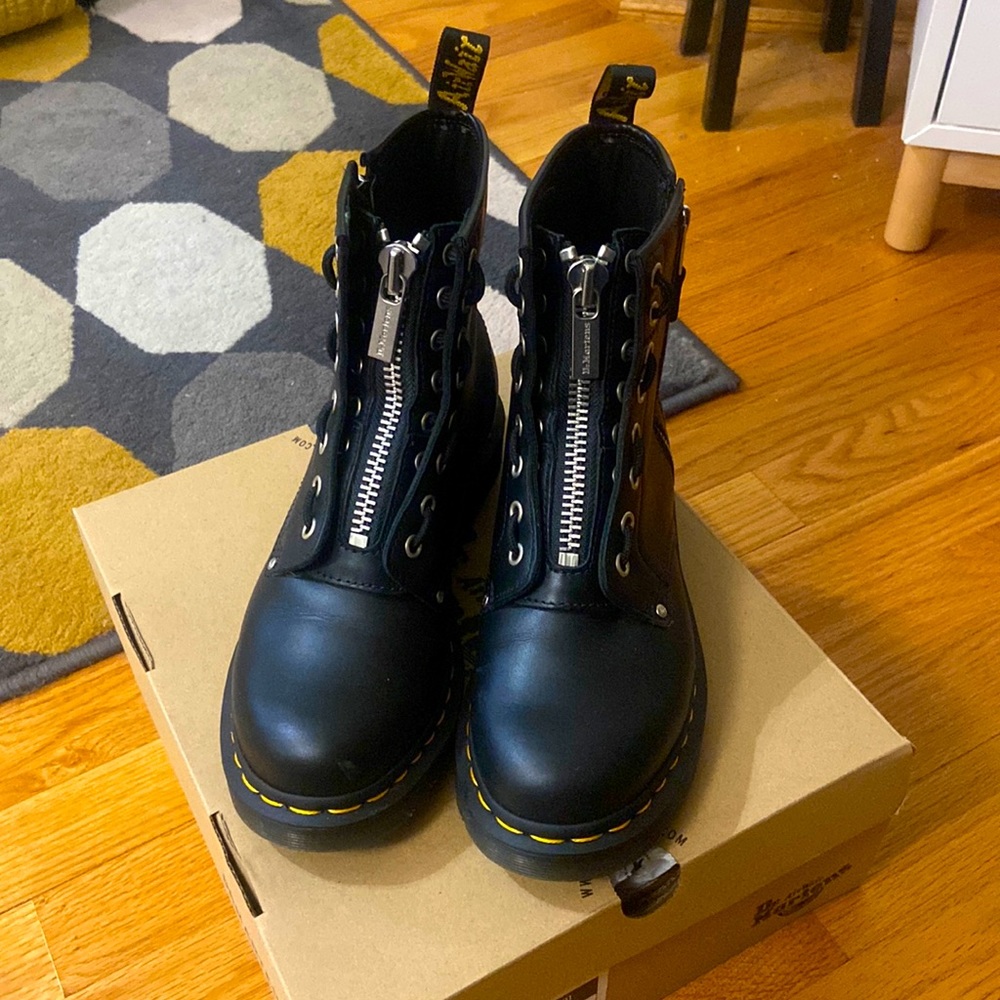 Only worn a few times, will come in box they came in, fairly new.